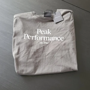 Peak Performance  - Tjena!  Säljer min oanvända Peak Performance t-shirt. Tröjan är i barnstorlek för 170 cm samt färgen är olivgrön alltså lite mörkar än på bilderna. Hojta till för fler bilder vid intresse!