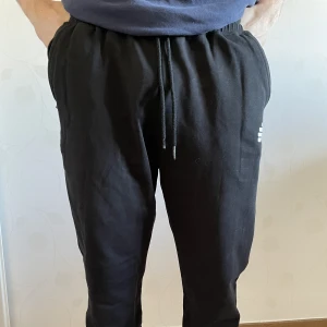 Tyngre byxor  - Säljer Tyngre byxor. Bra material och väldigt mysigt! Har det bra!