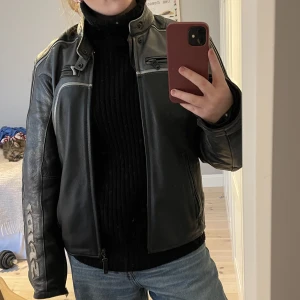 Skinnjacka  - Så cool skinnjacka. Köpte den som en motorcykeljacka men har tagit bort axelvaddar, samt armbågsskydd. 