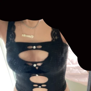 Topp med diamanter  - Jätte snygg topp med hål och diamanter. Det är en tubtopp så tröjan har (ingen spetts).