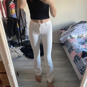 Vita jeans  - Använt en gång, inget fel på dom jag har bara aldrig använt dom, jätte sköna iallafall 🥰