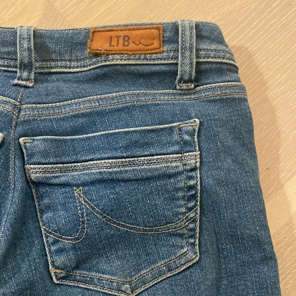 blåa lågmidjade ltb jeans. Säljer för att de är för små för mig. Använda ett fåtal gånger. Jeans & Byxor.