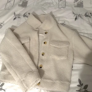 Fluffig jacka - Mysig vit ”ullig” jacka. Går till midjan och passar fint till vardagen!