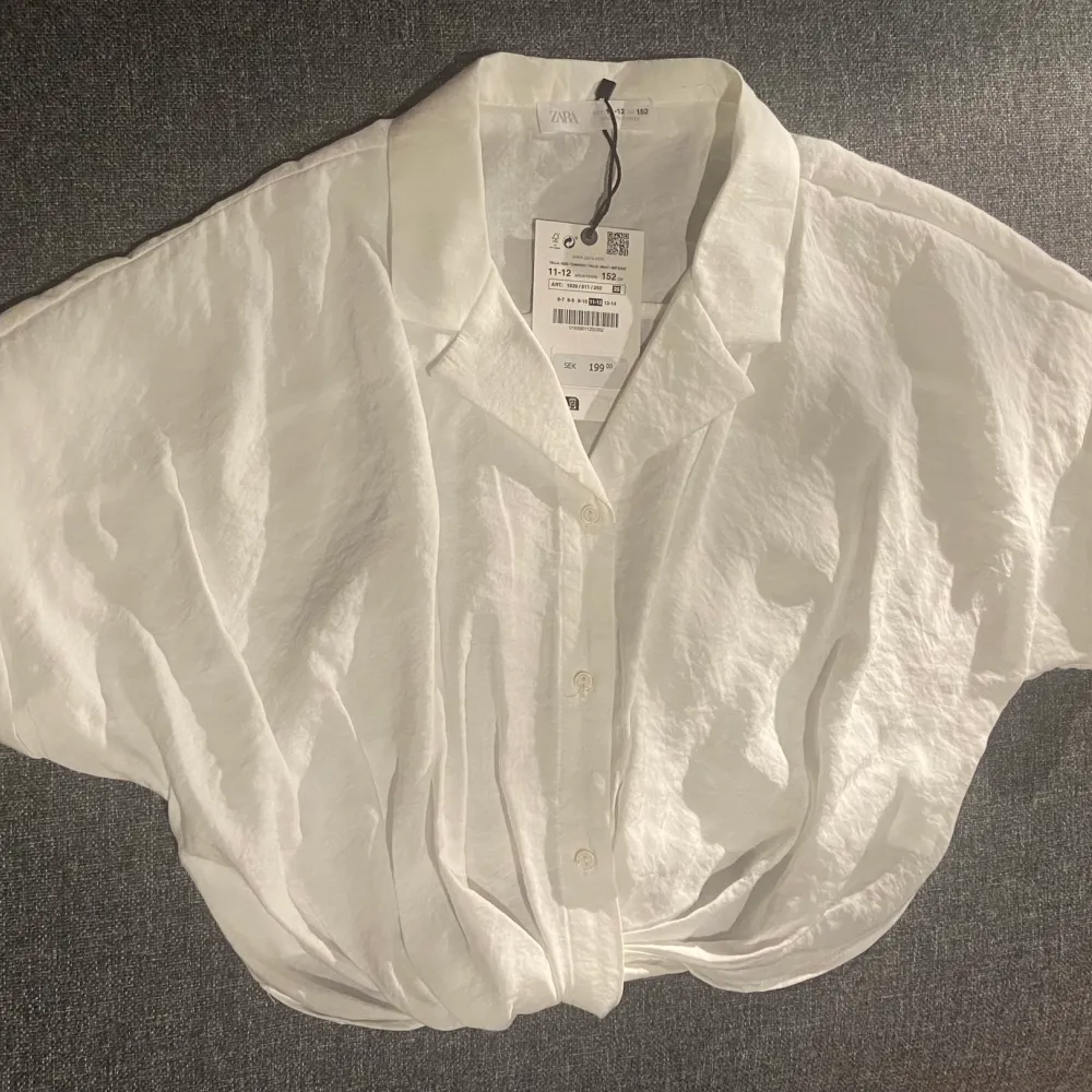 Helt ny vit kortärmad skjorta ifrån Zara storlek 152. Blusar.