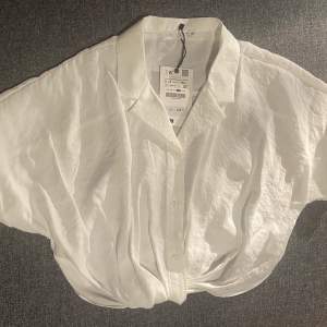 Helt ny vit kortärmad skjorta ifrån Zara storlek 152