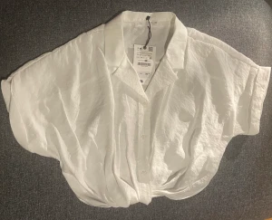 Kortärmad skjorta vit - Helt ny vit kortärmad skjorta ifrån Zara storlek 152