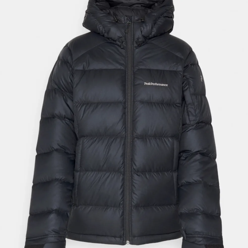 svart peak performance jacka, använd 1 vinter, bra skick inga synliga märken eller nåt trasigt, säljer då ja köpt ny. Jackor.