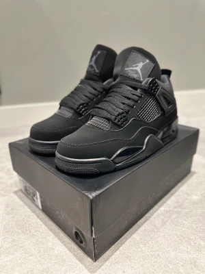 Air Jordan Black cats  - Säljer mina air Jordan black cats storlek 43 dom är skit sköna använda 2 gånger, skriv till mig för mer bilder och videos 