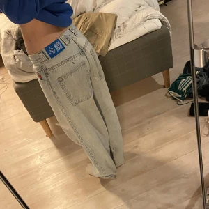 Big boys jeans - Ljusblåa big boy jeans, med gamla loggan! Dom är köpta här på plick och har använts mycket av mig så därför säljer jag dom för billigare pris än vanligt, annars i ganska bra skick. Stl XS men sitter fortfarande baggy på mig som är 167.