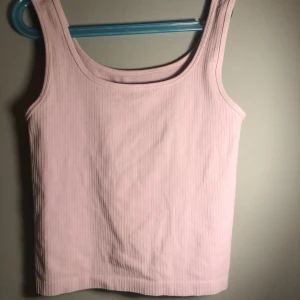 Lila linne - Jag säljer detta linne då jag inte använder den. Linnet har nästan aldrig använts, bra skick och är stretchig. Storlek M från H&M. 