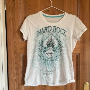 Hard rock cafe baby tee - en äkta hard rock cafe t-shirt! sitter som en babytee  figursydd 