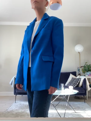 Blå kavaj  - Kornblå kavaj från Gina Tricot. Sparsamt använd. Storlek 36. Köparen står för frakt 