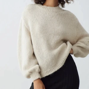 Stickad tröja - Stickad tröja från Gina Tricot. Supermysig!! Men kommer tyvärr inte till användning😍 står L i tröjan men passar S 