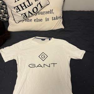 Vit Gant T-shirt. Storlek 176/ eller  S/XS. Pris kan diskuteras vid snabb affär eller vid fler köpta plagg av mig.