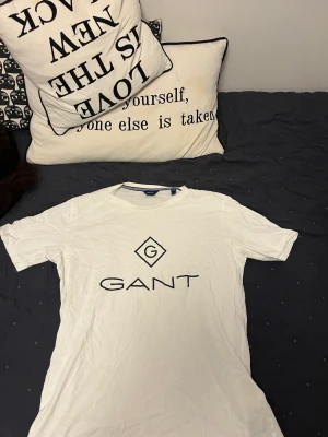 Gant T-shirt - Vit Gant T-shirt. Storlek 176/ eller  S/XS. Pris kan diskuteras vid snabb affär eller vid fler köpta plagg av mig.