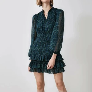 Mönstrad klänning💘 - Jättefin mönstrad klänning som tyvärr inte kommer till användning längre💞 jag är 167 som referens 