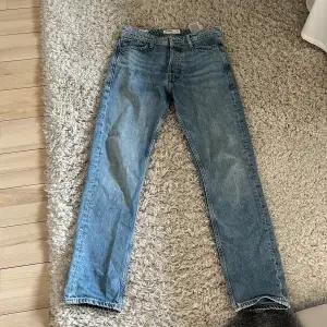 Säljer Jack n Jones jeans Loose/ chris fit blåa/ljusblåa. 