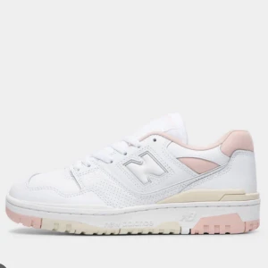 New balance 550 white pink cream - Säljer mina New balace då de aldrig kommit till användning. Skicket är mycket bra och de är varsamt använda (Skriv för bilder). Köpta för 2600kr. Priset kan diskuteras vid snabb affär🫶🏽💕