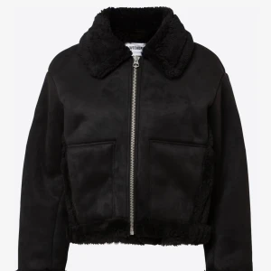 Jacka - INTRESSEKOLL på denna jättebekväma jacka i mocka från Weekday som tyvärr inte används längre.  Nypris 1475kr Kontakta mig vid intresse eller frågor!🩷