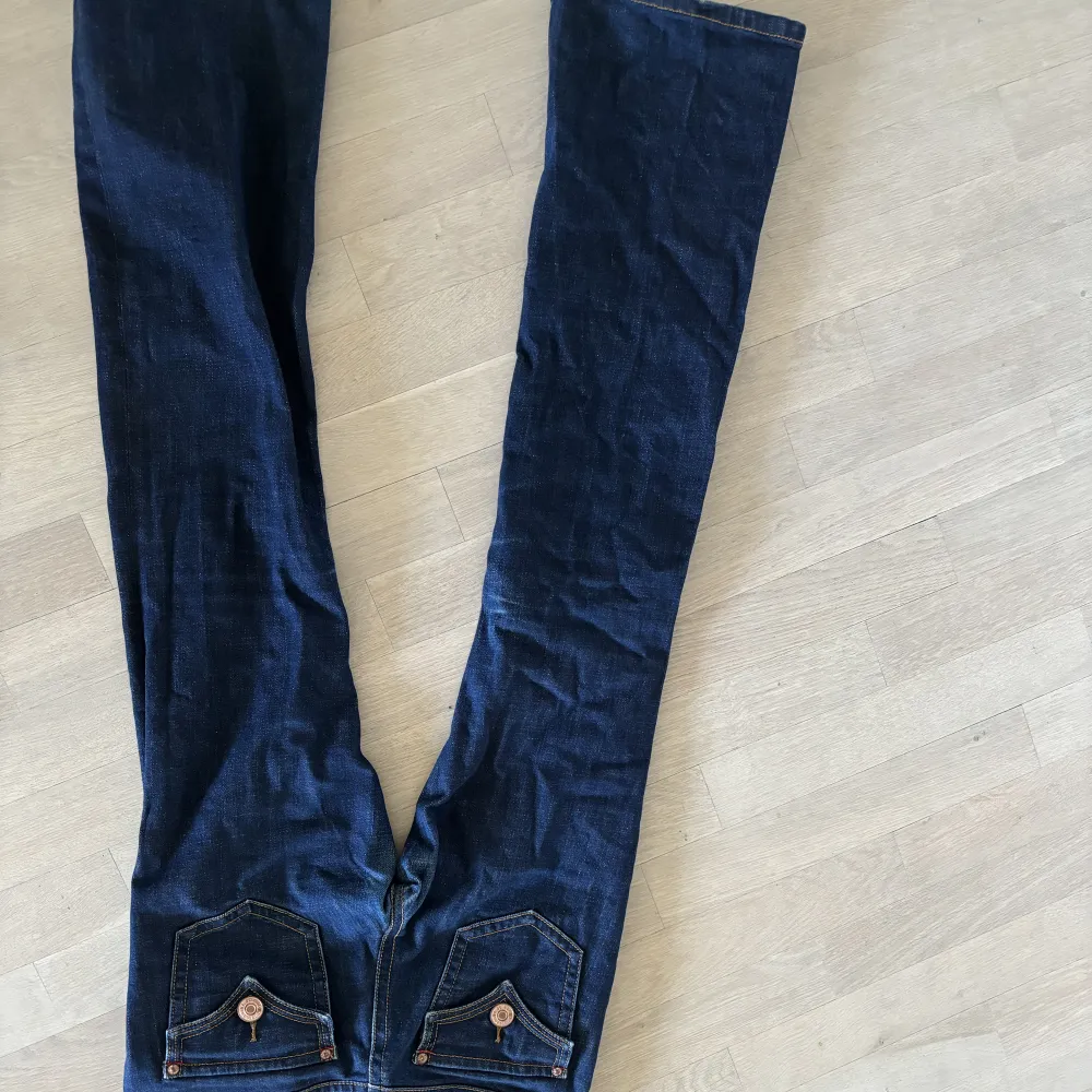 Säljer dessa jätte snygga lågmidjade vintage jeans från Gina tricot. Storlek 36 och har inte egna bilder då dom inte passar mig. Säljer för 200kr+frakt +  beroende på hur många som är intresserade.. Jeans & Byxor.
