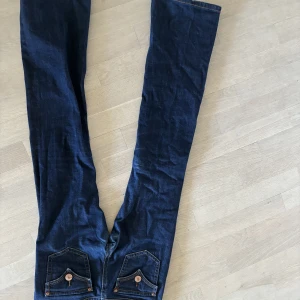 Lågmidjade jeans  - Säljer dessa jätte snygga lågmidjade vintage jeans från Gina tricot. Storlek 36 och har inte egna bilder då dom inte passar mig. Säljer för 200kr+frakt +  beroende på hur många som är intresserade.