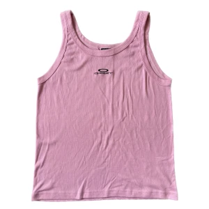 Rosa oakley linne - Så gulligt rosa linne från oakley! Inte sätt några defekter. Strlk XXL