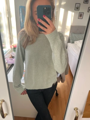 Stickad tröja - Stickad tröja från Vero Moda i strl M. Färgen är turkos/ljusblå. Härligt material.