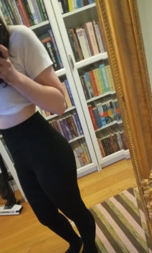 Svarta tighs - Ett par svarta🖤 tränings byxor som är jätte sköna. Det är butt scrunsh och formar en väldigt bra. Dom är väldigt stretchiga 💕💕