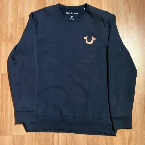 Truey sweater - koksnygg truey sweater🤤🤤perfect for the winter o kalla månaderna 😟💯real drippy real good shi🆘🙅‍♂️står S men passar mer som en M imo 🐊pris går diskuteras ‼️KÖPARE STÅR FÖR FRAKT‼️