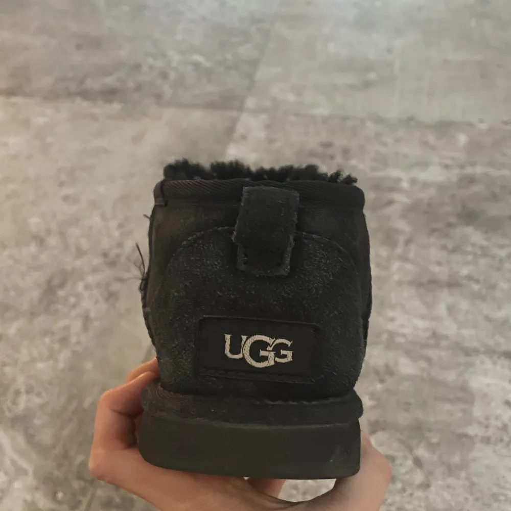 Säljer mina svarta uggs mini❤️ Säljer pågrund av att jag inte använder dem längre. Priset kan diskuteras❤️ Ny pris 1999! Mitt pris 500❤️. Skor.