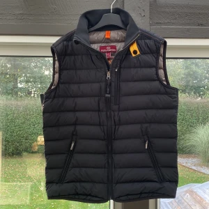 Parajumper väst  - Tjena, säljer nu min snygga parajumper väst som inte riktigt passar mig längre, den är i super bra skick 9/10 och den är köpt från kidsbrandstore, den passar dig som har storlek xs. Pris kan diskuteras. 