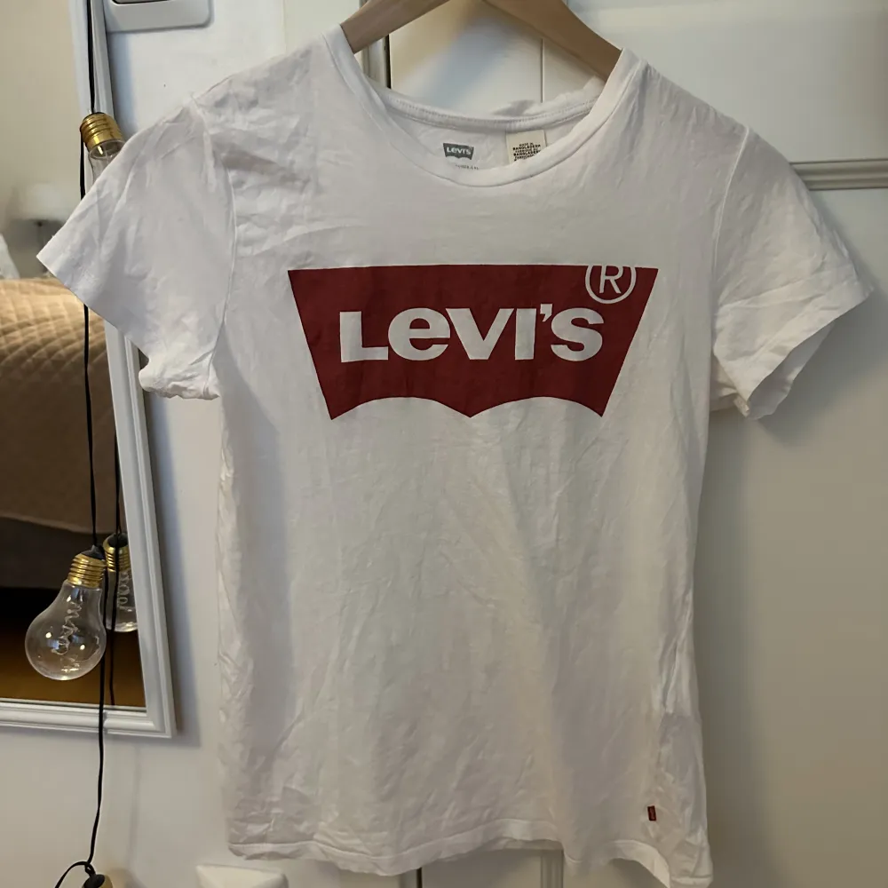 Säljer denna Levi’s tröja då den ej kommer till någon användning, den är i perfekt skick. Den är storlek Xs men passar även S💕. T-shirts.