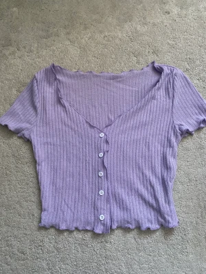 Stickad tshirt - Säljer denna gulliga topp från Shein. Används inget längre då det inte riktigt är min stil längre. Går även att bära som en kofta. Säljs för 25+frakt💘 Storlek Xs