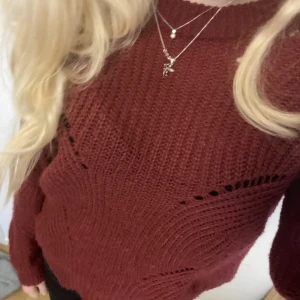 röd hålstickad tröja - mörk/vinröd stickad tröja från jacqueline de yong 💕