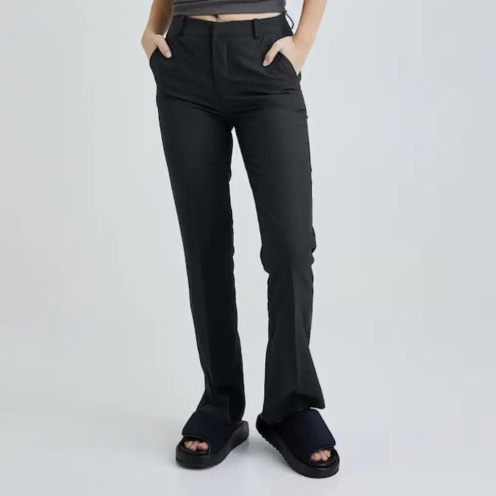 Säljer helt nya kostymbyxor från Bikbok i modellen Vilma. Säljer för dem var alldeles för korta på mig. I storlek 34 petite. Helt nya endast testade.. Jeans & Byxor.