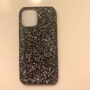 Glittrigt mobilskal iPhone 12 PRO max - Säljer detta glittriga mobilskal då jag köpte fel storlek. Passar IPhone 12 PRO max