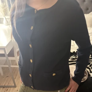 Blå kofta - Jätte fin marinblå kofta i storlek m, från STOCKH LM, möts upp i sthlm eller fraktar, skriv om ni har några frågor🤍