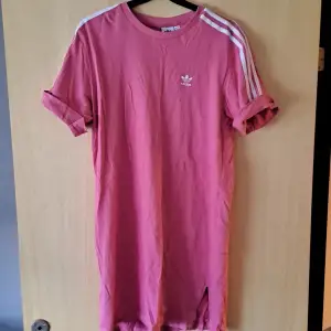 Rosa Adidasklänning