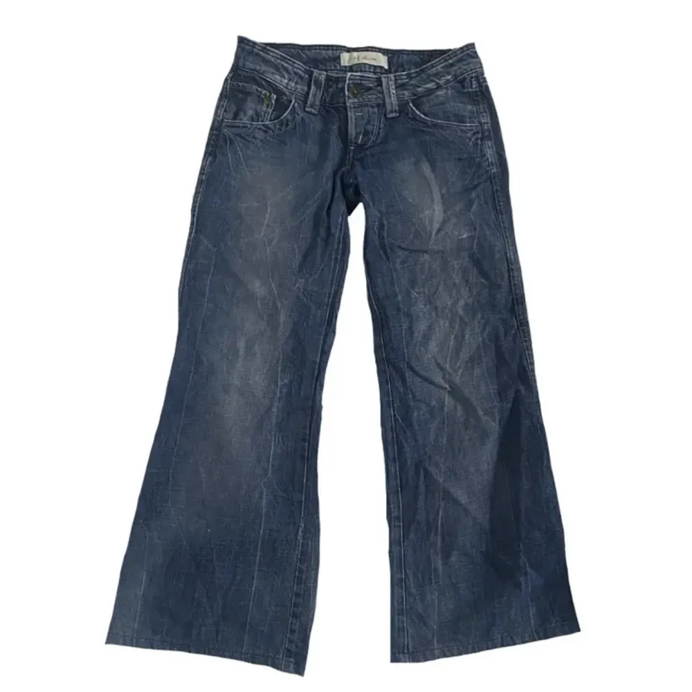 Supersnygga lågmidjade jeans. Passar någon som är mellan 158-165 cm! . Jeans & Byxor.