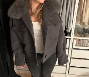 Charlie Meotine jacket - Intressekoll min älskade meotine jacka/kappa, sparsamt använd och har ej några defekter, storlek M/L men passar mig som har mindre storlek, skriv om du har några frågor, möts upp i Sthlm eller fraktar🤍