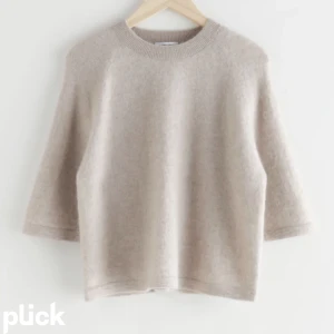 3/4 Ärmad stickad tröja från & other stories ❤️❤️❤️ - Säljer min & other stories!❤️ Nypris runt 800kr❤️Min är lite mörkare än den på första bilden och den färgen sälj ej längre.❣️