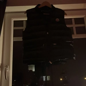 Moncler väst - Moncler väst nästan oanvänd!