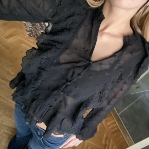 Så söt blus - Säljer den här jättefina svarta blusen från hm💕 Nästan aldrig använd och i bra skick💕💕