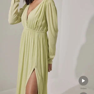 Lång grön klänning - Klänningen är på mig som är 173 cm ner till fötterna. Använd 2-3 ggr, bra skick.