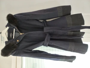 Höst/Vår Kappa - Mycket fin kappa med riktig päls.. ELLEN TRACY   Storlek S  Bud är också accepterat, hur mycket är du villig att ge för en fin kappa?