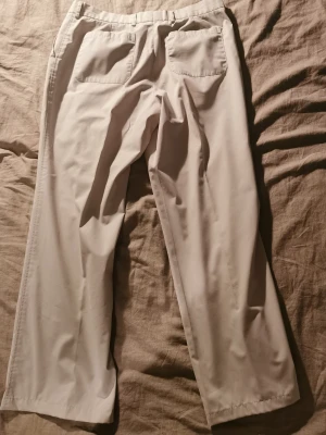 Finbyxa, Emilio (MQ) Stl: ca M OBS! Något lagad - Finbyxa bättre begagnad. Stl ca. M. Märke Emilio (MQ) Knäppning knapp och dragkedja. OBS! Har lagning vid ena bakfickan samt knappen i fram. Inget som stör. Färg: ljusbeige/vit