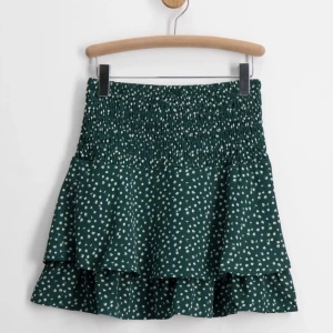 Grön mynte skirt - tjej - Super fin sommarkjol från kids brand store märke grunt. Köpt för 499 kr. Aldrig använd och lappen är kvar💕