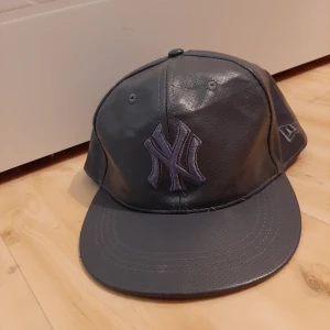 Keps New York - Grå blank keps med New York märke från New Era. Skick 9/10. Använd 2 gånger. 