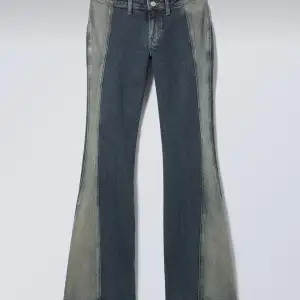 Säljer mina populära slutsålda jeans från weekday❌(nypris 649), sparsamt använda. Jeansen är lågmidjade utsvängda där nere🙌💕Skriv för fler bilder!