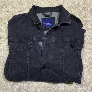 Jeans jacka  - Jeansjacka i storlek S, nyskick, Originalpris 400 kr, mitt pris 199 